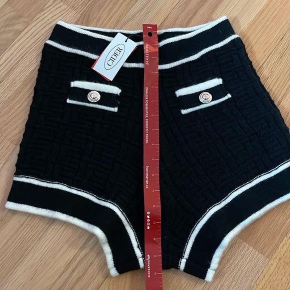 NWT Cider Black Knit mid waisted pattern shorts with with buttons size M - Picture 11 of 11
